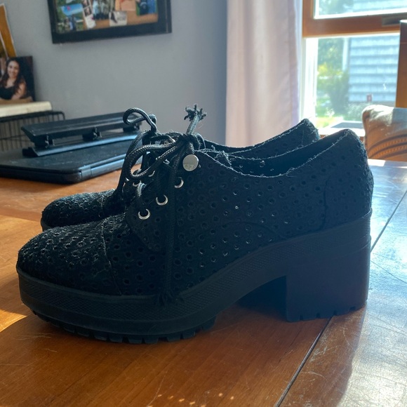 Urban Outfitters Black Eyelet Lace Chunky Lug Sole Oxford Loafers Size 9 - Picture 2 of 6